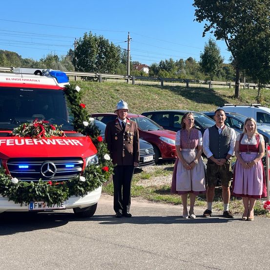 Bild enthält, Person, Adult, Male, Man, Accessories, Glasses, Clothing, Footwear, Shoe, Skirt