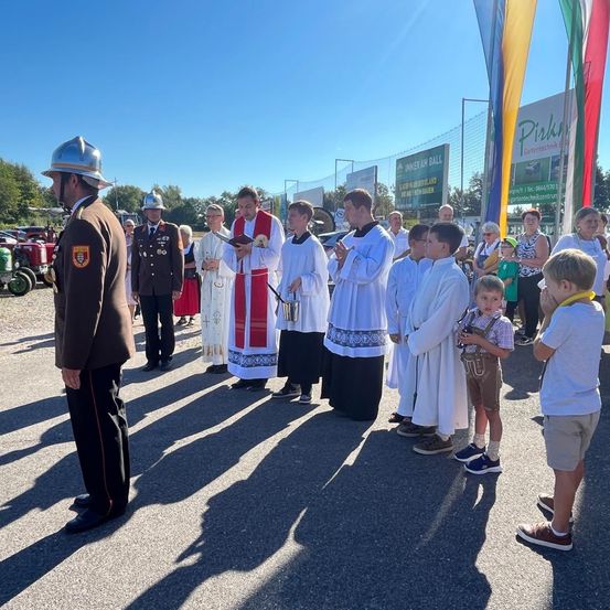 Bild enthält, People, Person, Boy, Child, Male, Adult, Man, Shorts, Coat, Glasses