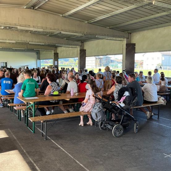 Bild enthält, Cafeteria, Indoors, Restaurant, Child, Female, Girl, Person, Furniture, Footwear, Shoe