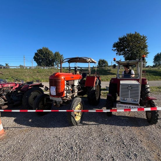 Bild enthält, Outdoors, Person, Worker, Car, Transportation, Vehicle, Machine, Wheel, Nature, Tire
