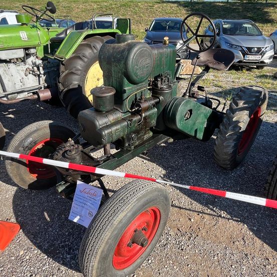 Bild enthält, Tire, Machine, Wheel, Car, Transportation, Vehicle, Outdoors, Arrow, Weapon, Spoke