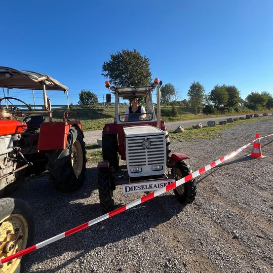 Bild enthält, Outdoors, Bumper, Transportation, Vehicle, Nature, Person, Lawn, Lawn Mower, Plant, Tool