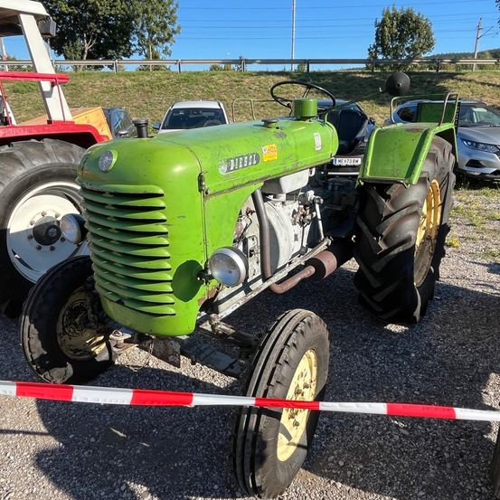 Bild enthält, Tire, Machine, Wheel, Tractor, Vehicle, Ice Hockey Stick, Sport, Car, Outdoors, Lawn Mower