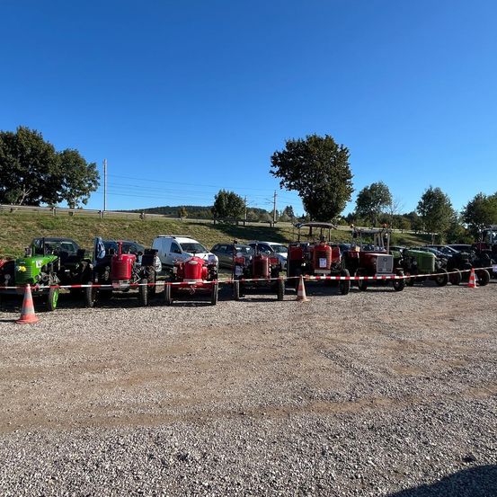 Bild enthält, Car, Transportation, Vehicle, Outdoors, Machine, Wheel, Person