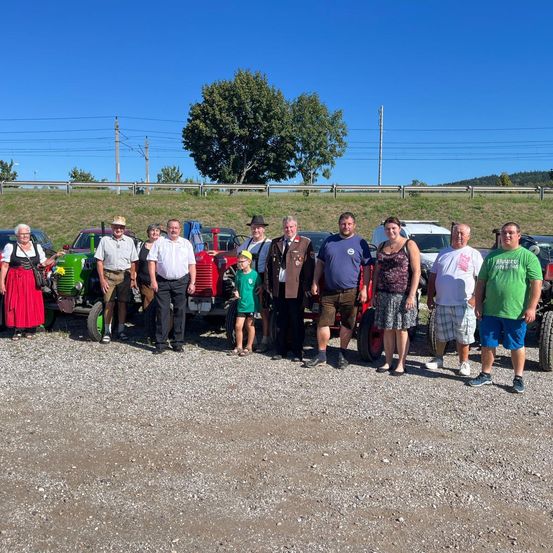 Bild enthält, People, Person, Soil, Outdoors, Nature, Shoe, Wheel, Shorts, Sky, Car
