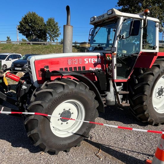 Bild enthält, Tractor, Vehicle, Tire, Machine, Wheel, Arrow, Weapon, Car, Outdoors, Nature