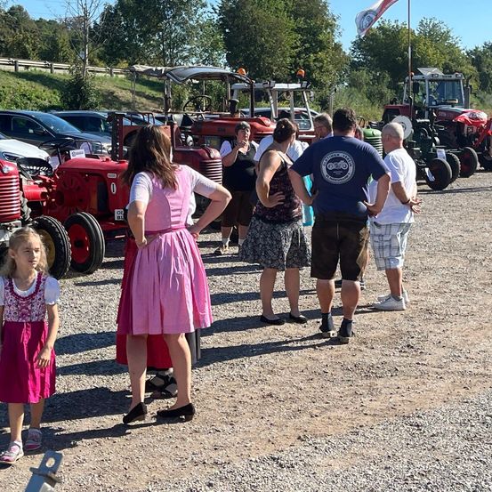 Bild enthält, Skirt, Person, Portrait, People, Outdoors, Child, Female, Girl, Soil, Nature
