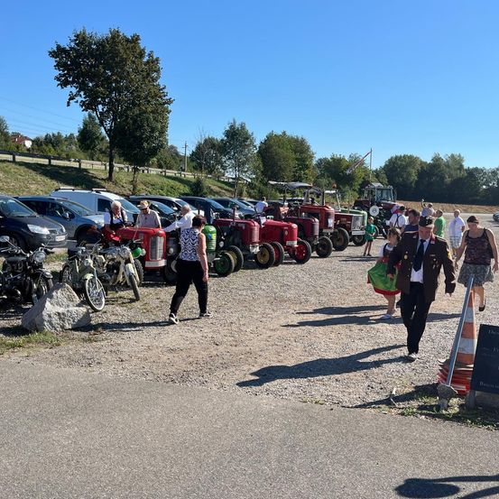 Bild enthält, Outdoors, Person, Adult, Male, Man, Wheel, Car, Vehicle, Motorcycle, Parking Lot