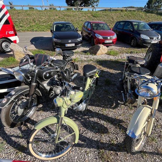 Bild enthält, Machine, Spoke, Car, Transportation, Vehicle, Wheel, Motorcycle, Tire, Alloy Wheel, Car Wheel