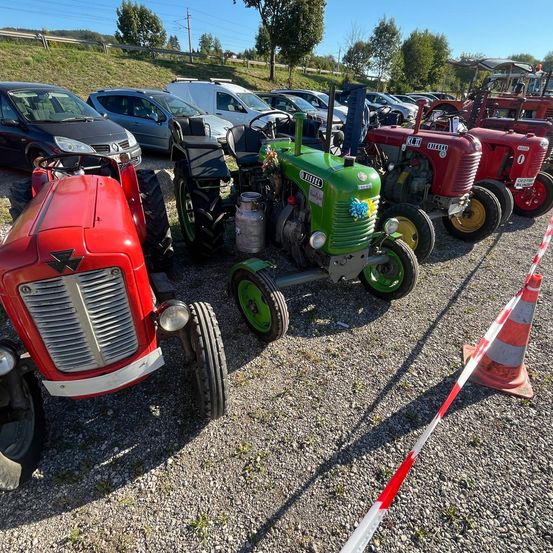 Bild enthält, Outdoors, Car, Vehicle, Machine, Wheel, Person, Tractor, Nature, E-scooter, Tire