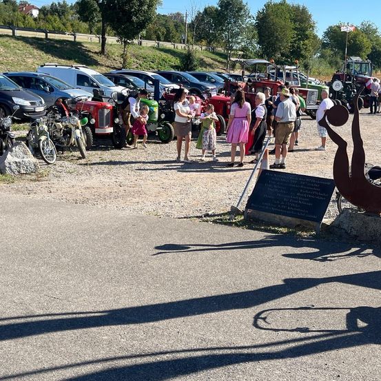 Bild enthält, People, Person, Car, Vehicle, Outdoors, Wheel, Motorcycle, Shorts, Urban, Face