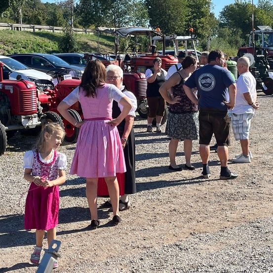 Bild enthält, Skirt, Person, Portrait, Child, Female, Girl, Adult, Male, Man, People