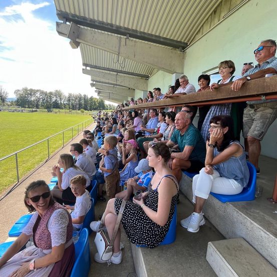 Bild enthält, People, Person, Sunglasses, Adult, Female, Woman, Crowd, Male, Man, Child