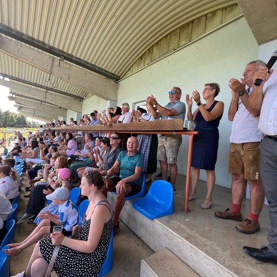 Bild enthält, Adult, Female, Person, Woman, Male, Man, Crowd, People, Microphone, Shorts