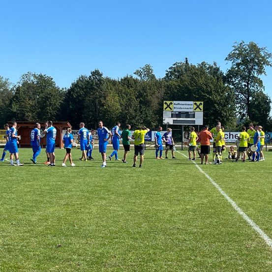 Bild enthält, Person, Footwear, Shoe, Scoreboard, Football, Sport, Volleyball, Volleyball (Ball), Bag, Handbag