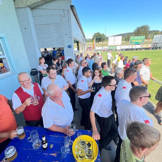 Bild enthält, Urban, People, Person, Adult, Male, Man, Boy, Child, Beer, Face