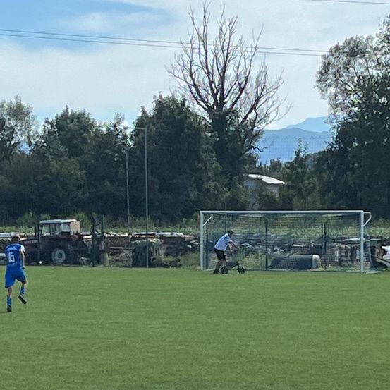 Bild enthält, Person, Clothing, Footwear, Shoe, Football, Sport, Soccer, Machine, Wheel