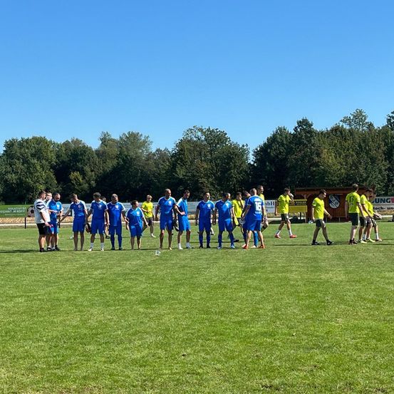 Bild enthält, Ball, Football, Soccer, Soccer Ball, Sport, Person, Clothing, Footwear, Shoe, People