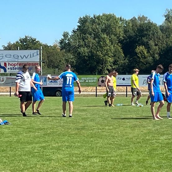 Bild enthält, Clothing, Footwear, Shoe, Person, People, Accessories, Bag, Handbag, Glove, Shorts