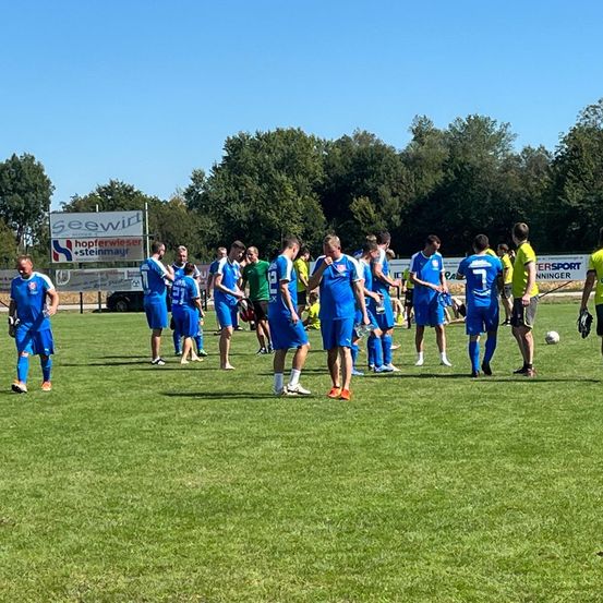 Bild enthält, People, Person, Football, Soccer, Soccer Ball, Sport, Clothing, Footwear, Shoe, Helmet