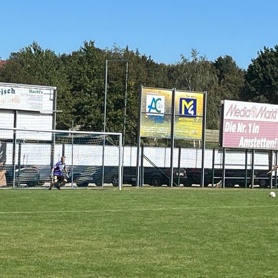 Bild enthält, Football, Soccer, Soccer Ball, Sport, Person, Clothing, Footwear, Shoe, Baseball, Baseball Game