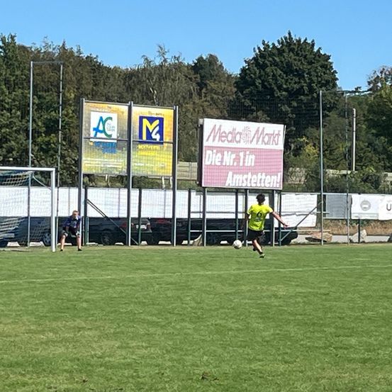 Bild enthält, Football, Soccer, Soccer Ball, Sport, Person, Clothing, Footwear, Shoe, Baseball, Baseball Game