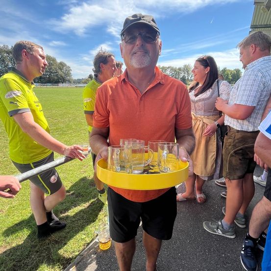 Bild enthält, Adult, Female, Person, Woman, Male, Man, Shorts, Shoe, Beverage, Nature