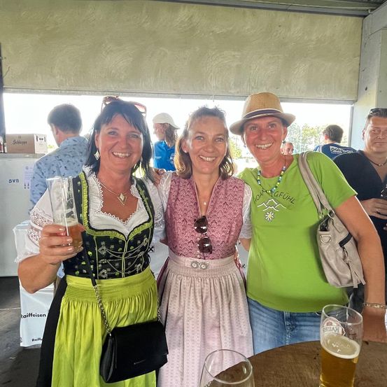 Bild enthält, Fun, Party, Beer, Person, Adult, Female, Woman, Male, Man, Face