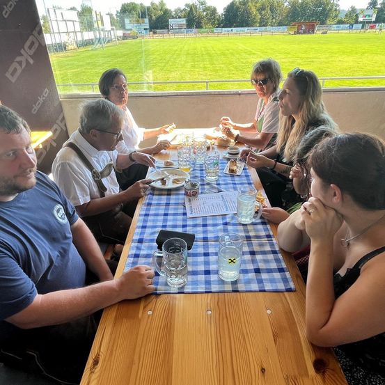 Bild enthält, Furniture, Table, Dining Table, Adult, Female, Person, Woman, Tabletop, Outdoors, Nature