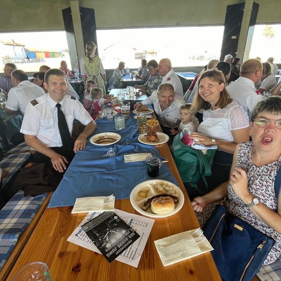 Bild enthält, Brunch, Adult, Female, Person, Woman, Urban, Table, Restaurant, Dining Table, Man