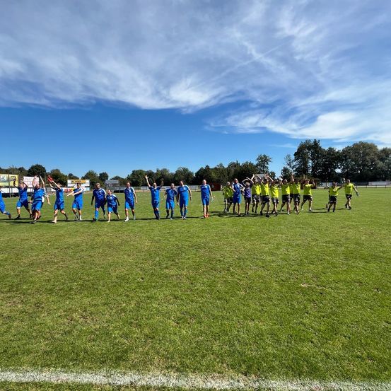 Bild enthält, People, Person, Ball, Baseball, Baseball (Ball), Sport, Clothing, Footwear, Shoe, Football