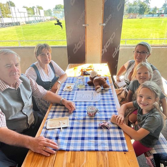 Bild enthält, People, Person, Table, Dining Table, Tabletop, Child, Female, Girl, Outdoors, Woman