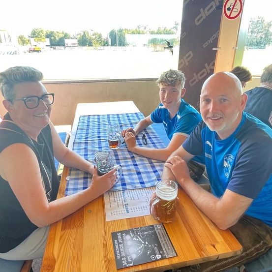 Bild enthält, Table, Dining Table, Person, Portrait, Tabletop, Restaurant, Dining Room, Boy, Male, Teen