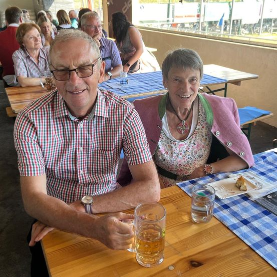Bild enthält, Restaurant, Person, Portrait, Adult, Female, Woman, Table, Dining Table, Glass, Beer