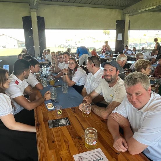 Bild enthält, Adult, Female, Person, Woman, People, Male, Man, Urban, Table, Party