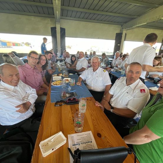 Bild enthält, People, Person, Urban, Adult, Male, Man, Indoors, Restaurant, Table, Face