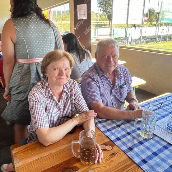 Bild enthält, Table, Dining Table, Dining Room, Person, Portrait, Adult, Female, Woman, Male, Man