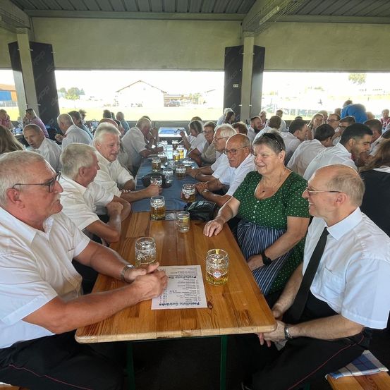 Bild enthält, Adult, Male, Man, Person, People, Urban, Female, Woman, Indoors, Face