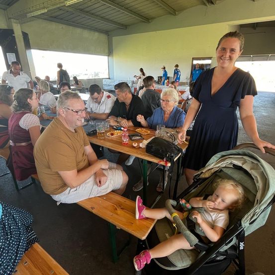 Bild enthält, Adult, Female, Person, Woman, Portrait, Male, Man, Urban, People, Restaurant