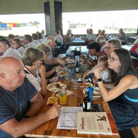 Bild enthält, Urban, Adult, Female, Person, Woman, Male, Man, Indoors, Restaurant, People