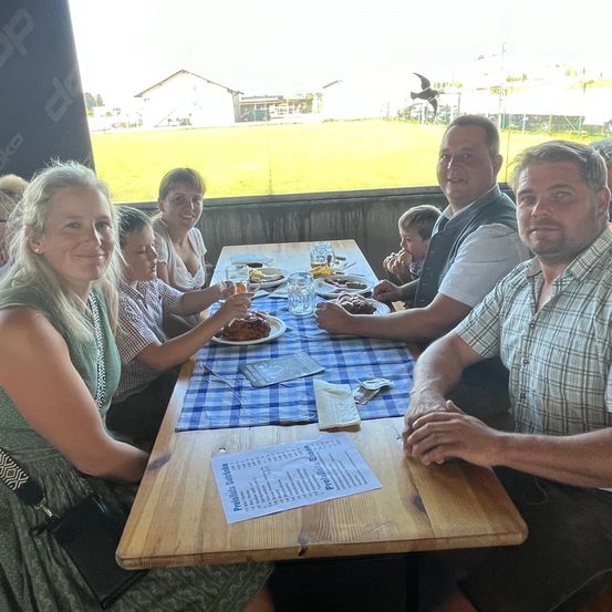 Bild enthält, Furniture, Table, Tabletop, Dining Table, Adult, Female, Person, Woman, Male, Man