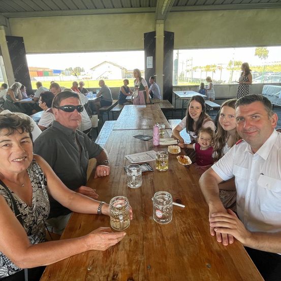 Bild enthält, Urban, Adult, Female, Person, Woman, Male, Man, People, Baby, Face