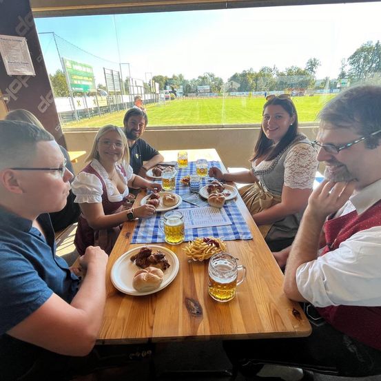 Bild enthält, Brunch, Adult, Male, Man, Person, Furniture, Table, Beer, Face, Head