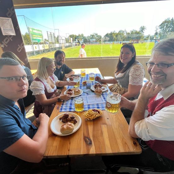 Bild enthält, Brunch, Furniture, Table, Dining Table, Beer, Dining Room, Tabletop, Person, People, Man