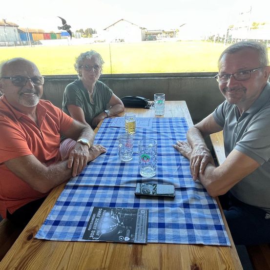 Bild enthält, Furniture, Table, Dining Table, Person, Photography, Portrait, Tabletop, Adult, Male, Man