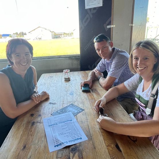 Bild enthält, Adult, Male, Man, Person, Text, Female, Woman, Mobile Phone, Phone, Face