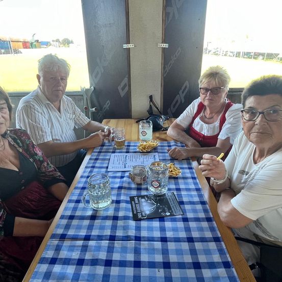 Bild enthält, Furniture, Table, Dining Table, Dining Room, Tabletop, Adult, Female, Person, Woman, Man