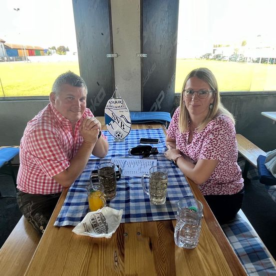 Bild enthält, Furniture, Table, Dining Table, Dining Room, Tabletop, Person, Portrait, Adult, Male, Man