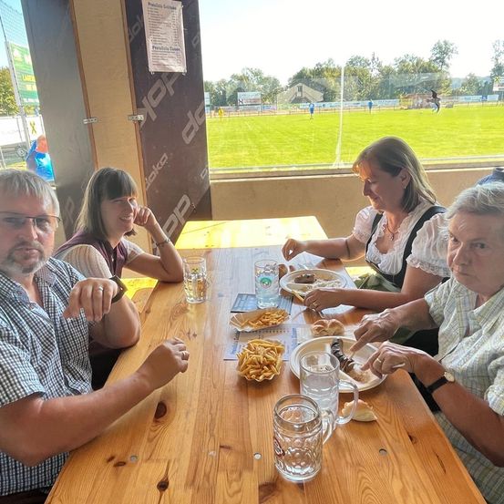 Bild enthält, Table, People, Person, Restaurant, Adult, Male, Man, Tabletop, Brunch, Dining Table