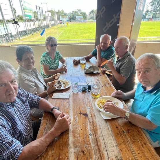 Bild enthält, Table, Tabletop, Adult, Female, Person, Woman, Dining Table, People, Male, Man